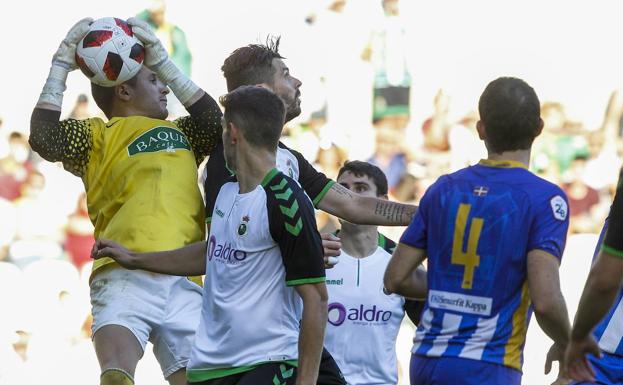 Errasti atrapa un balón por alto en el partido en El Sardinero. 