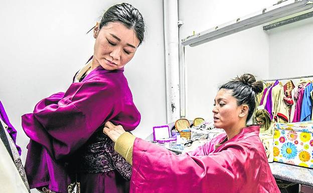 Imagen principal - Coser y cantar. Fotografías de los ensayos de ayer n el Teatro Principal. A la derecha, la directora escénica Roberta Mattelli da instrucciones a los actores. A la izquierda, la protagonista, Yim Kyoung.