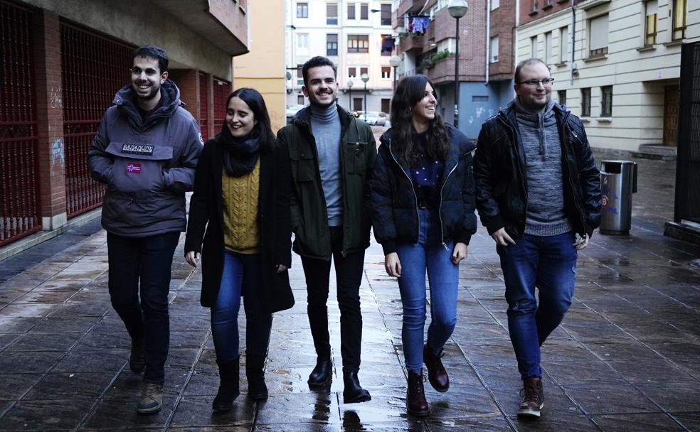 Markel, Sara, Mikel, Paula y Asier caminan cerca de la sede de Aspanovas, en Santutxu.