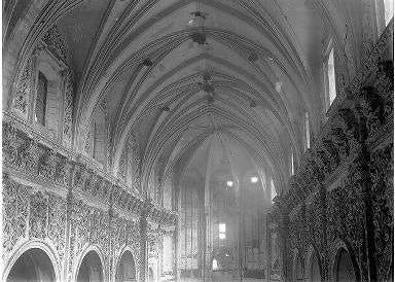 Imagen secundaria 1 - Arriba, dependencias del monasterio, en 1902, convertidas en cuartel de caballería. A la izquierda, interior de la iglesia de San Francisco, un templo de estilo gótico avanzado de finales del siglo XIV. A la derecha, la parte trasera de la misma nave, utilizada como cochera. 