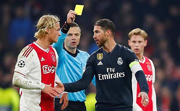 Sergio Ramos vio la tarjeta amarilla en el minuto 88 por una falta sobre Kasper Dolberg.