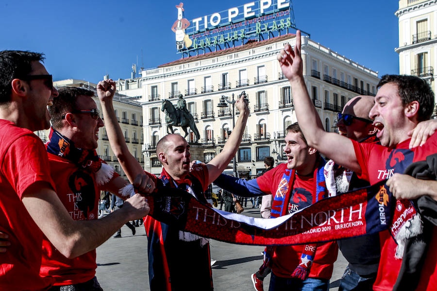 Los hinchas alaveses y los de otras aficiones se han dejado ver este viernes por el centro de Madrid