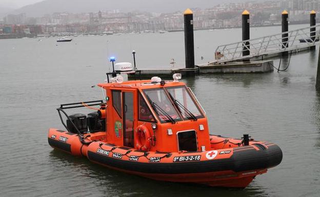 Una embarcación de Cruz Roja en aguas de Getxo. 