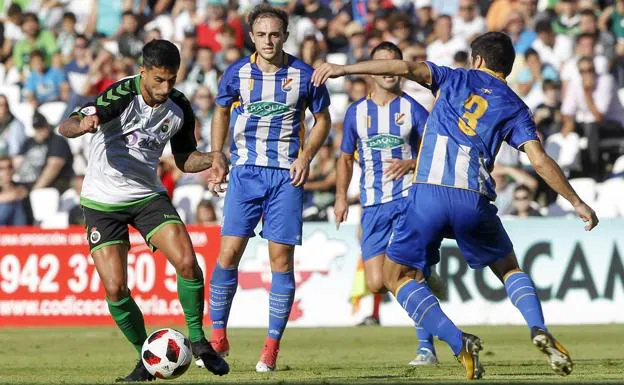 Varios jugadores de la Cultural tratan de recuperar la pelota en El Sardinero. 