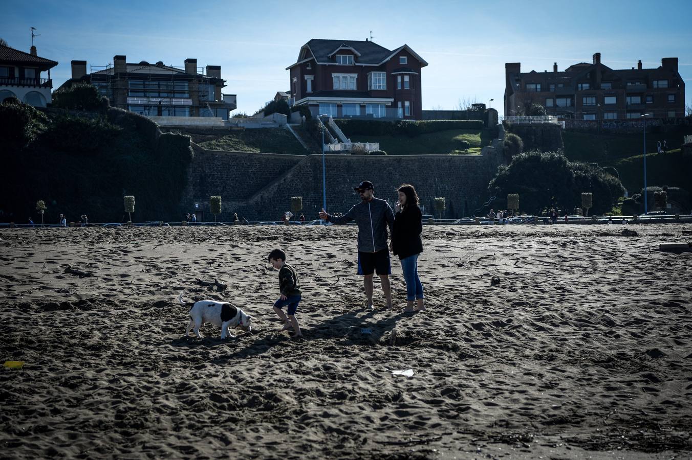 El buen tiempo ha animado este sábado a muchos ciudadanos a pasear