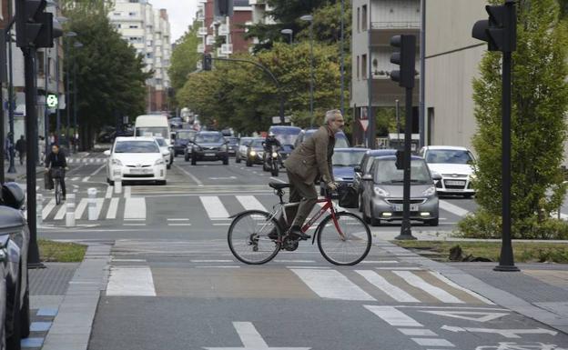 Un ciclista en la calle Badaya. 