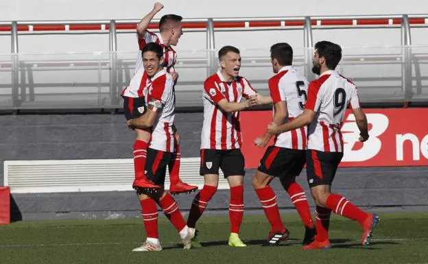 Los cachorros celebran uno de los tantos.