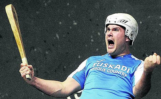 Ibargarai muestra su felicidad tras lograr el triunfo en el Individual de pala.