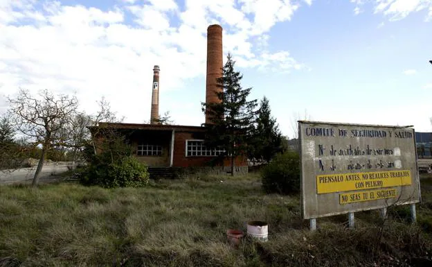 Antiguas instalaciones de la factoría papelera junto a la carretera de Logroño. 