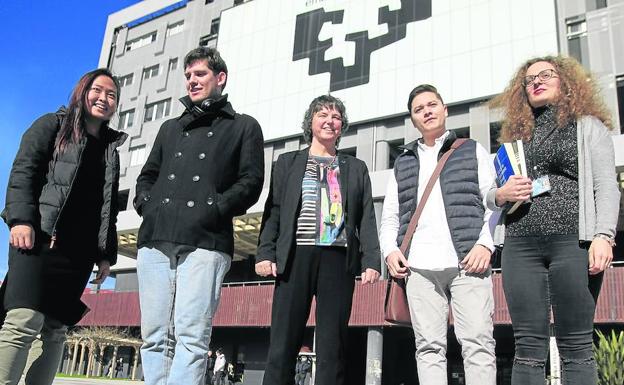 Los cuatro estudiantes extranjeros posan junto a la vicerrectora de Relaciones Internacionales, en el centro de la imagen.
