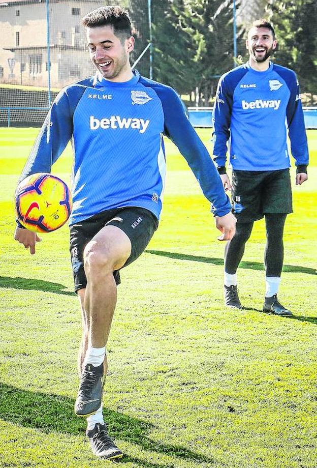 Jony controla la pelota con gesto sonriente ante la mirada de Borja Bastón.