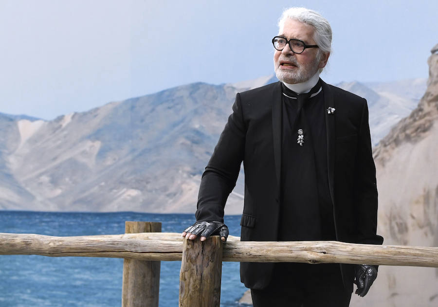 El diseñador alemán Karl Lagerfeld, conocido por haber dirigido las creaciones de la firma francesa Chanel desde 1983, ha fallecido este martes a los 85 años de edad.