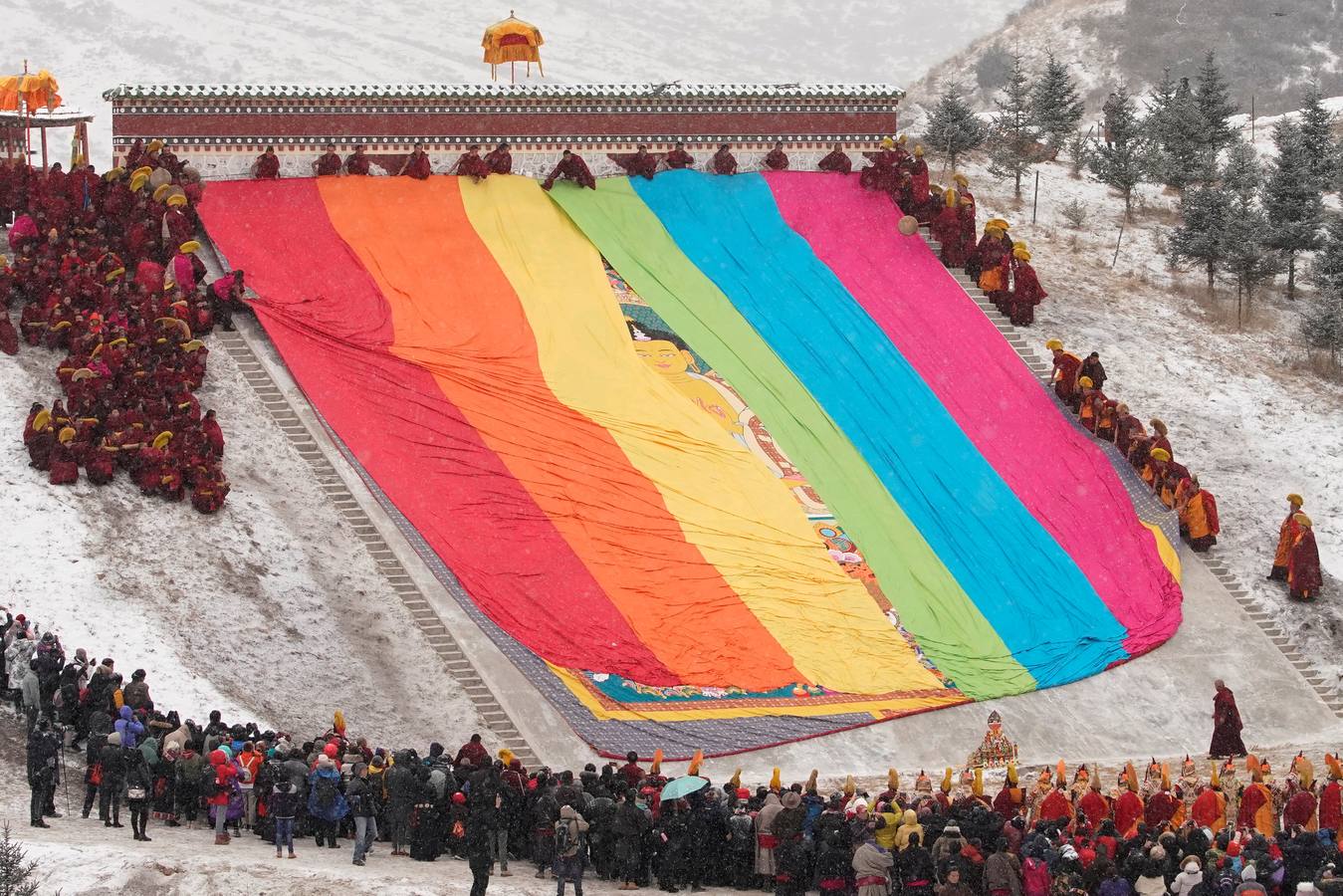 El primer mes del calendario lunar de cada año , miles de monjes tibetanos asisten a festival, también conocido como «el sol de Buda». En el, los monjes despliegan un thangka gigante, un bordado de seda religioso o una pintura que muestra el retrato de Buda, en medio de una nevada en Langmu Lamasery.