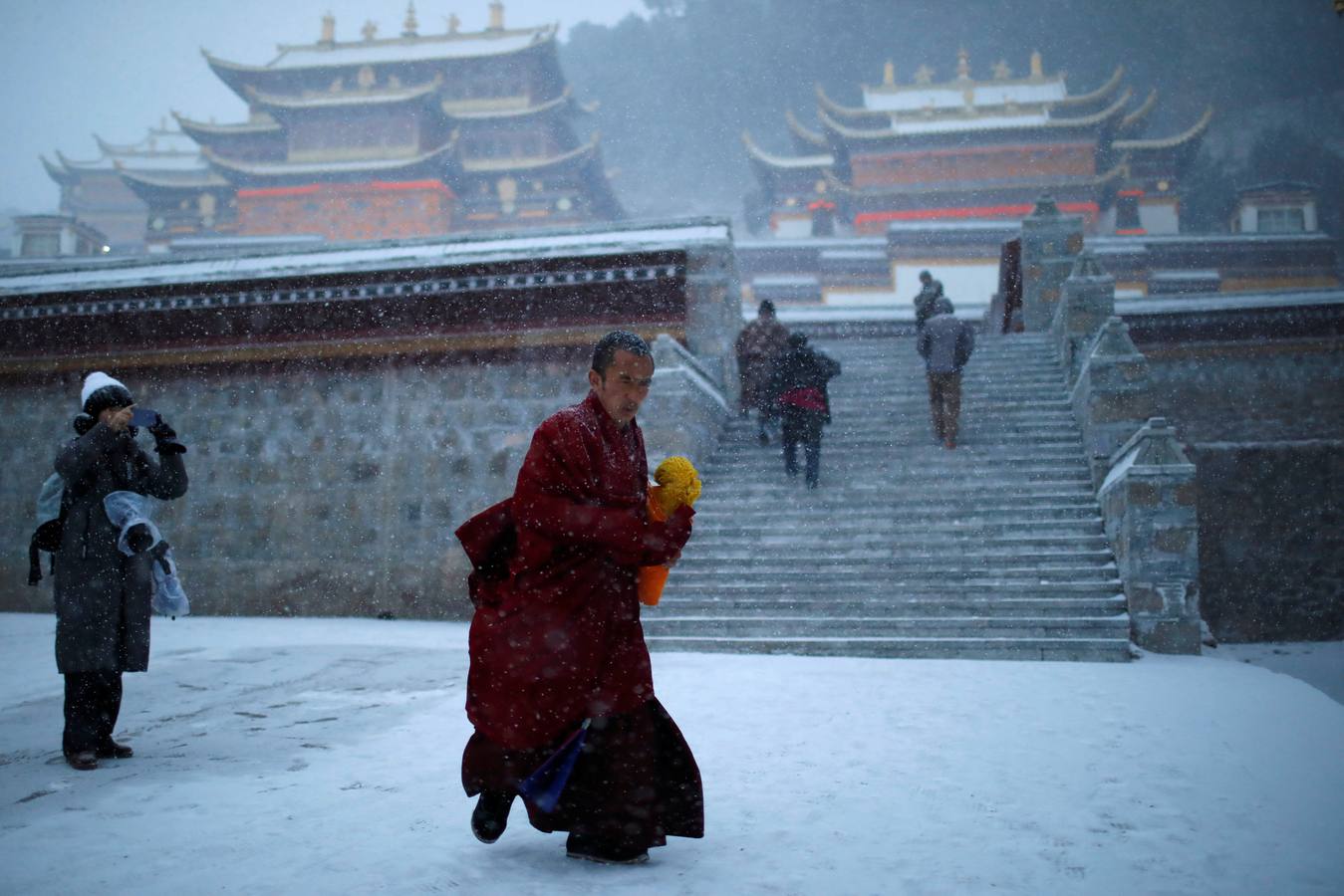 El primer mes del calendario lunar de cada año , miles de monjes tibetanos asisten a festival, también conocido como «el sol de Buda». En el, los monjes despliegan un thangka gigante, un bordado de seda religioso o una pintura que muestra el retrato de Buda, en medio de una nevada en Langmu Lamasery.