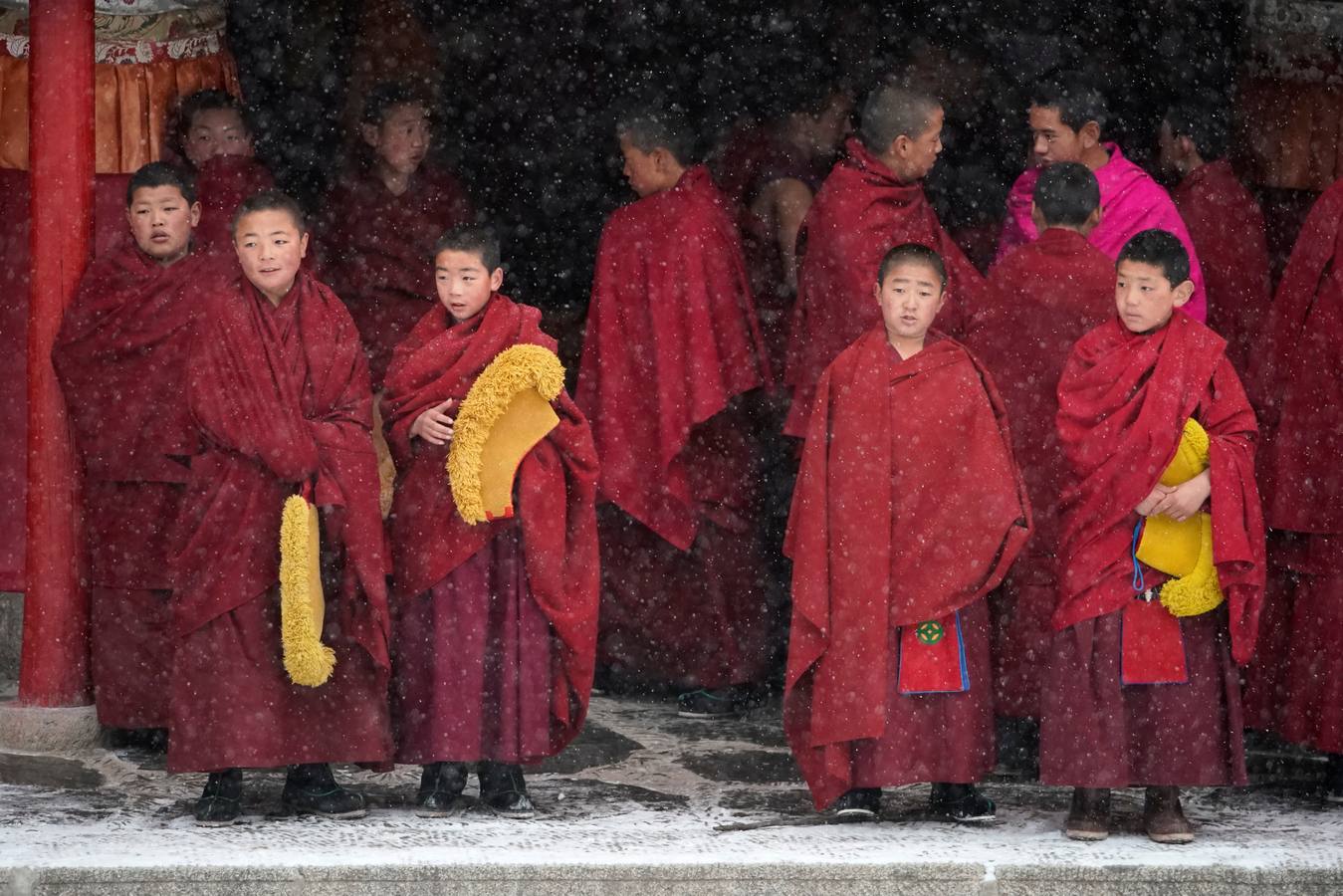 El primer mes del calendario lunar de cada año , miles de monjes tibetanos asisten a festival, también conocido como «el sol de Buda». En el, los monjes despliegan un thangka gigante, un bordado de seda religioso o una pintura que muestra el retrato de Buda, en medio de una nevada en Langmu Lamasery.