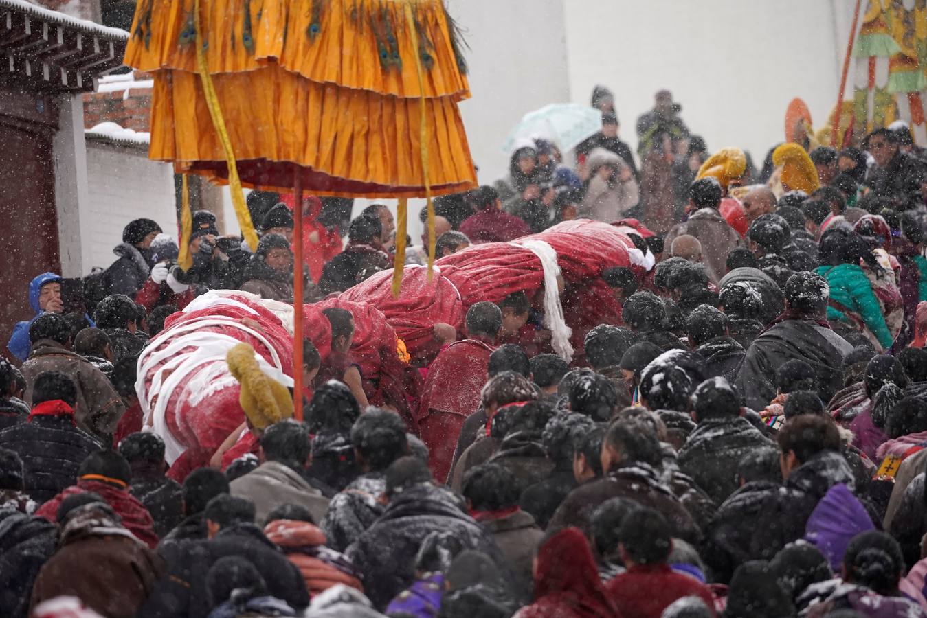 El primer mes del calendario lunar de cada año , miles de monjes tibetanos asisten a festival, también conocido como «el sol de Buda». En el, los monjes despliegan un thangka gigante, un bordado de seda religioso o una pintura que muestra el retrato de Buda, en medio de una nevada en Langmu Lamasery.