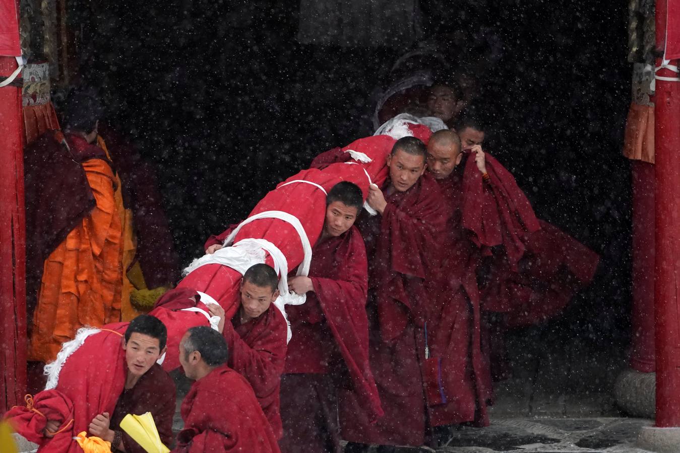 El primer mes del calendario lunar de cada año , miles de monjes tibetanos asisten a festival, también conocido como «el sol de Buda». En el, los monjes despliegan un thangka gigante, un bordado de seda religioso o una pintura que muestra el retrato de Buda, en medio de una nevada en Langmu Lamasery.