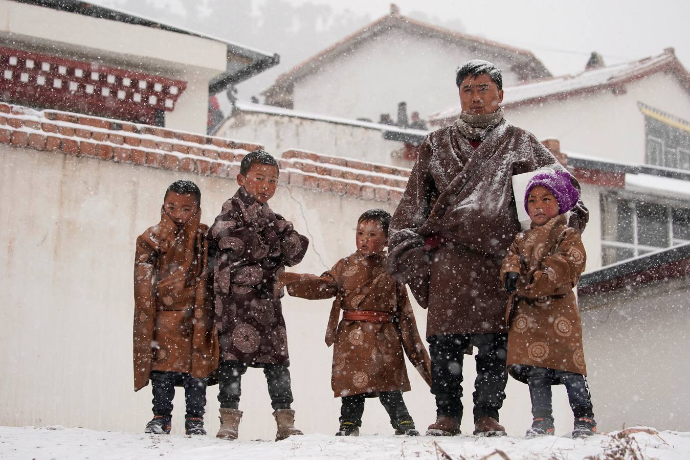 El primer mes del calendario lunar de cada año , miles de monjes tibetanos asisten a festival, también conocido como «el sol de Buda». En el, los monjes despliegan un thangka gigante, un bordado de seda religioso o una pintura que muestra el retrato de Buda, en medio de una nevada en Langmu Lamasery.