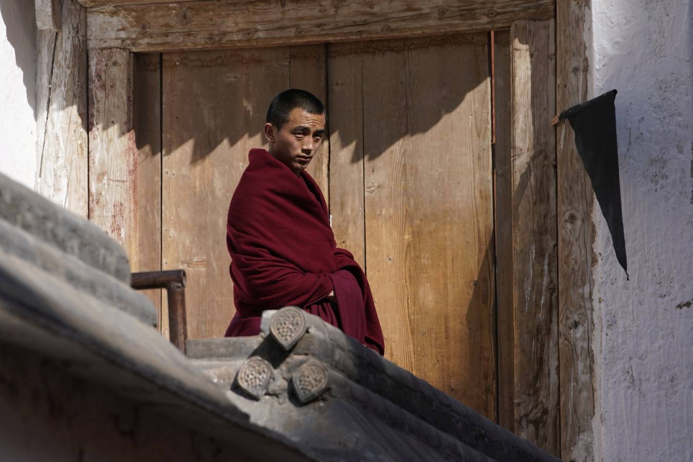 El primer mes del calendario lunar de cada año , miles de monjes tibetanos asisten a festival, también conocido como «el sol de Buda». En el, los monjes despliegan un thangka gigante, un bordado de seda religioso o una pintura que muestra el retrato de Buda, en medio de una nevada en Langmu Lamasery.