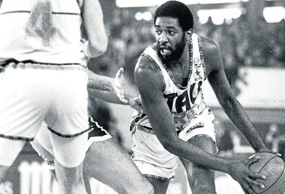 Sibilio busca a un compañero en un partido con el Baskonia, entonces Taugrés.