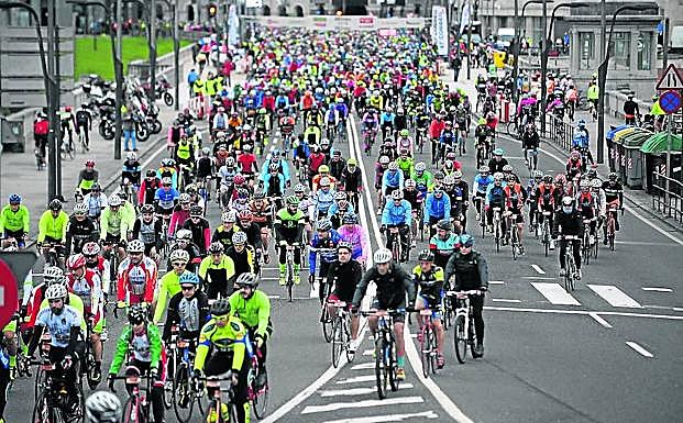 Imagen de la salida de la pasada edición, con una marea de ciclistas en el Puente de Deusto.
