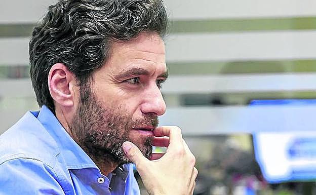 Sémper medita una respuesta en la oficina del grupo del PP en el Parlamento vasco.