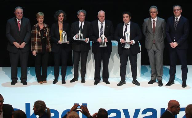 Los galardonador y organizadores de los Premios Euskadi Avanza.