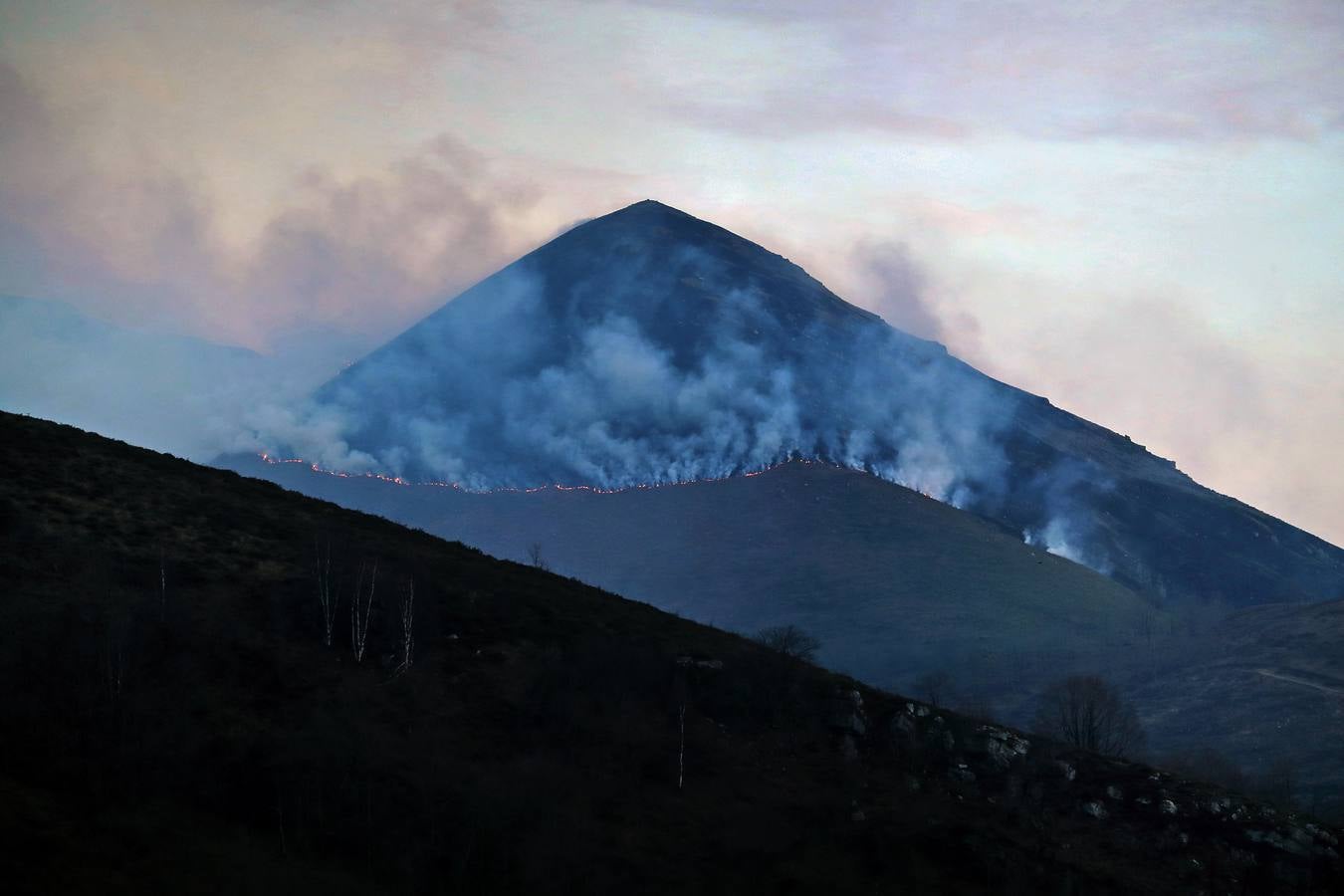 Fotos: El fuego abrasa Cantabria