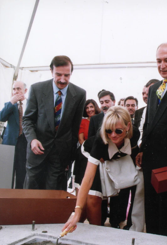 El alcalde Josu Ortuondo y Ainhoa Arteta y el diputado general, José Alberto Pradera, en la colocación de la primera piedra en 1994.