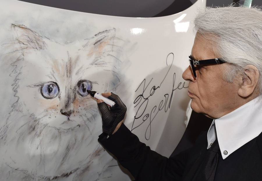 Lagerfeld dibuja una imagen de Choupette, su gata, que le sirvió de inspiración para varias colecciones y que contaba con una cuenta propia de Facebook y Twitter, además de varios sirvientes para atenderla.