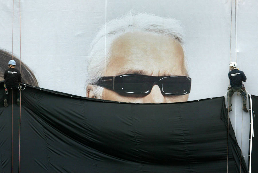 Operarios revelan un anuncio de 1.500 metros cuadrados de H&M que muestra a Karl Lagerfeld y a la modelo Erin Wasson en una calle de Berlín en 2004.