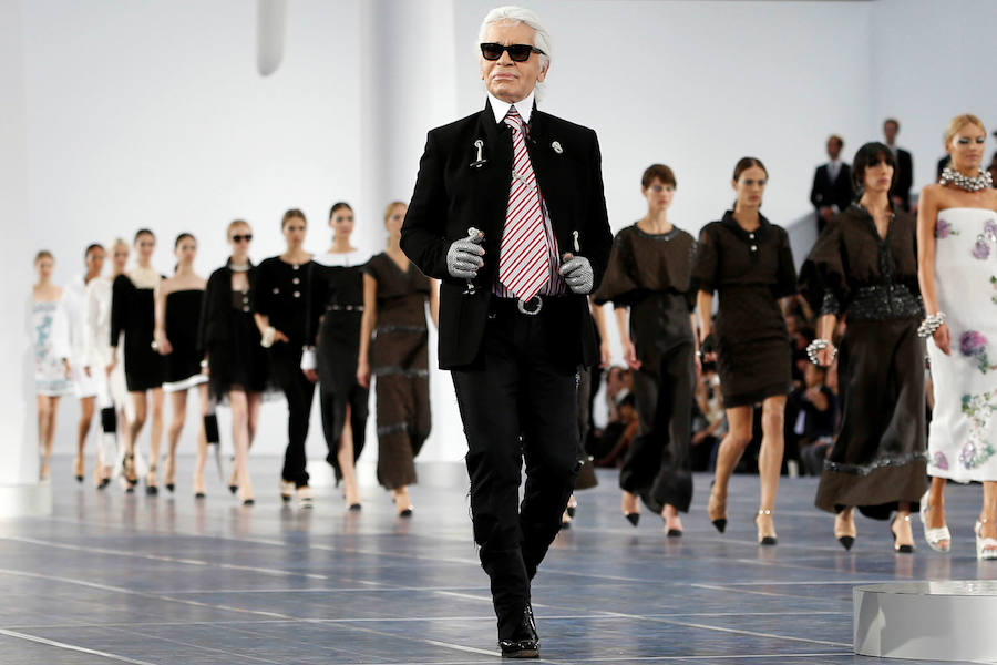 Lagerfeld al finalizar la pasarela de su colección para Chanel en 2012.