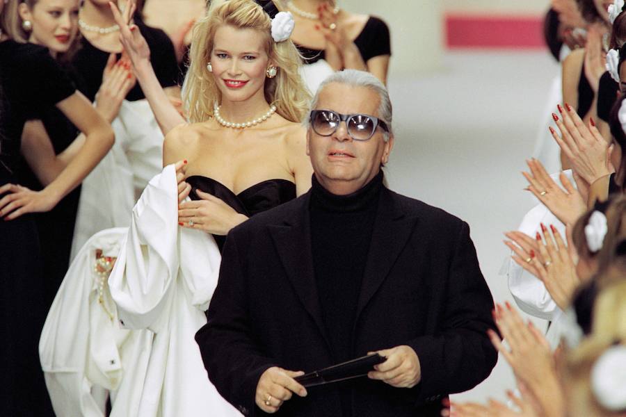 Lagerfeld en 1996, aplaudido por la modelo Naomi Campbell al finalizar la pasarela de presentación de su colección otoño/invierno en París.