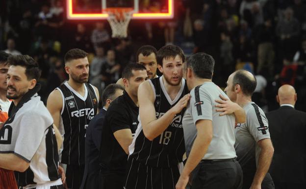 Los hombres de negro saludan a uno de los técnicos al finalizar un partido.