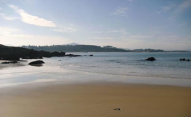 Playa de los Tranquilos en Loredo luce una fina arena dorada.