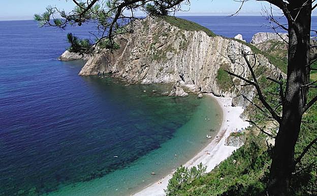 Imagen de la Playa del Silencio a los pies del acantilado.