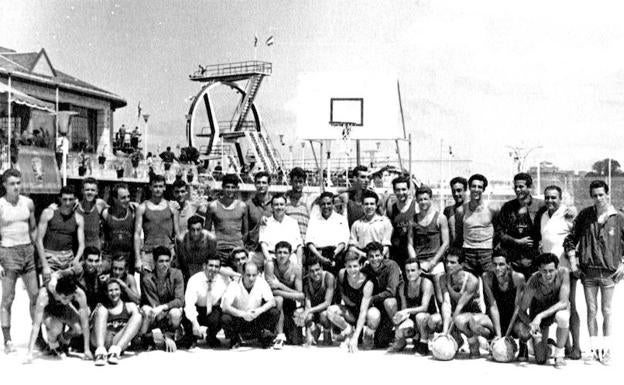 La selección absoluta de Kucharski y la universitaria de Cholo Méndez posan en el Estadio en 1959 junto a los mejores jugadores alaveses.