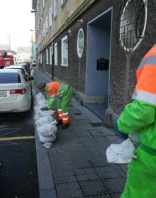 Imagen secundaria 2 - Bilbao se protege hoy con 4.000 sacos de tierra para contener la crecida de la ría