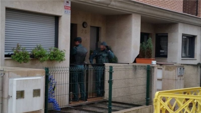 Agentes de la Guardia Civil en la casa del supuesto autor intelectual del crimen.