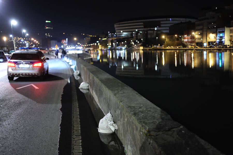 La fuerte pleamar ha elevado el nivel del agua hasta el límite en Zorrozaurre, pero el fluvial no se ha desbordado
