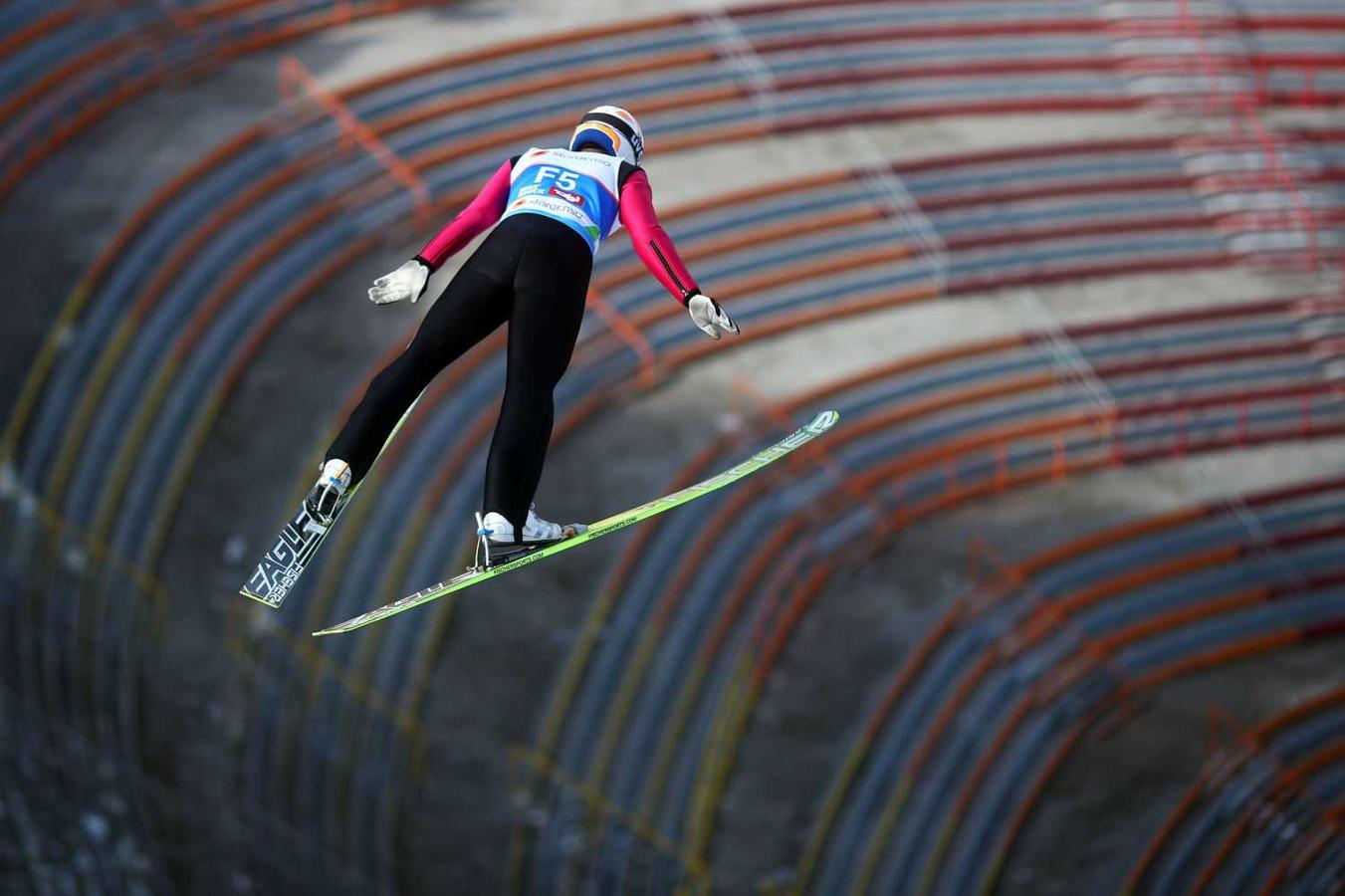 Espectacular salto, en un entrenamiento del Campeonato del Mundo de Esquí Nórdico en Innsbruck, Austria