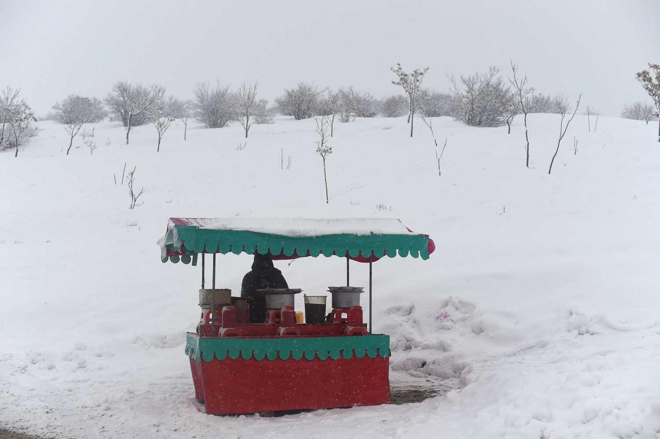 Puesto de venta de garbanzos, junto al lago Qargha, en las afueras de Kabul