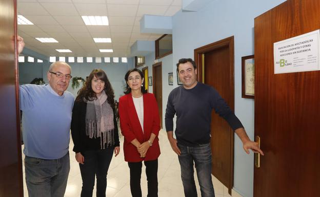 Miembros de la asociación Alubiz en su nueva sede de Bilbao junto a la concejala Yolanda Díez. 