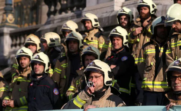 Efectivos del cuerpo se manifiestan junto al Ayuntamiento.