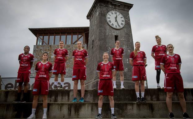 Las jugadoras del Lointek Gernika posaron con la nueva equipación en la Torre Madariaga Ekoetxea de Busturia.