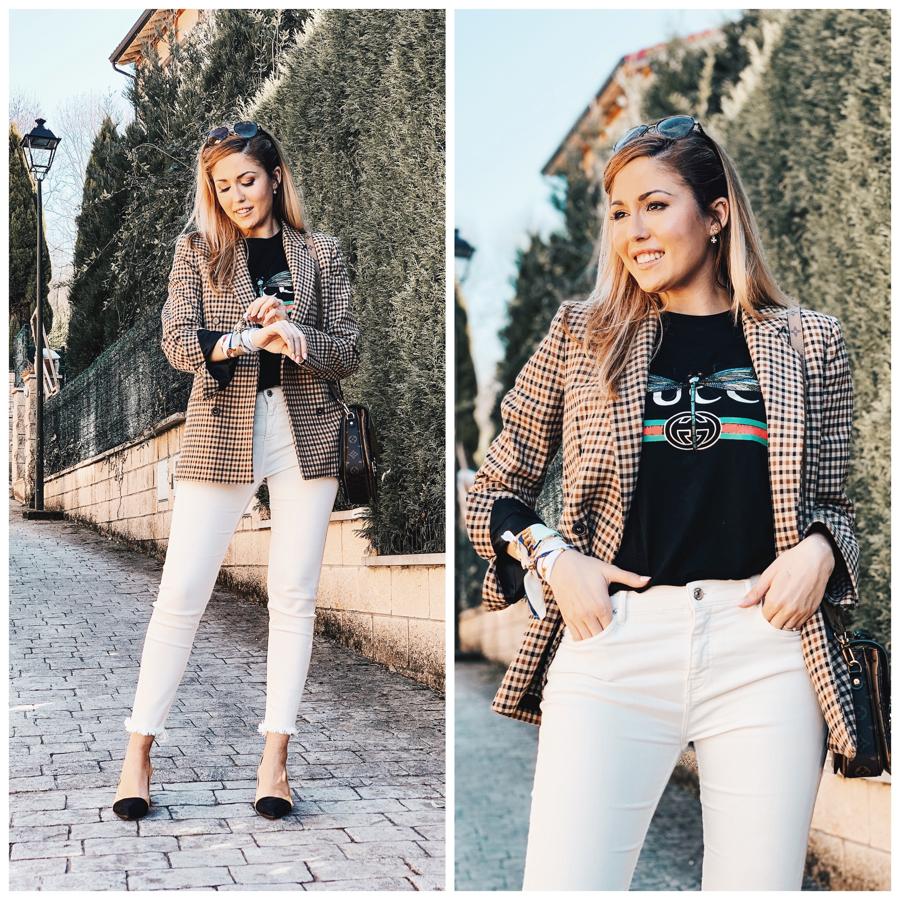 El pañuelo anundado en la muñeca aporta un toque especial al look.