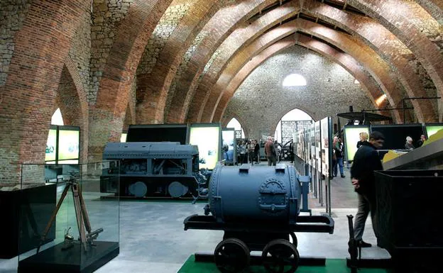 Visitantes recorren el Museo de la Siderurgia y la Minería de Castilla y León.