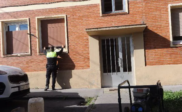 Un agente de la Policía Local en un bloque ocupado de Olárizu. 