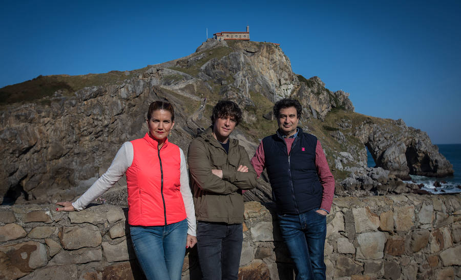 Samantha Vallejo-Nágera, Jordi Cruz y Pepe Rodríguez han disfrutado del paisaje de Gaztelugatxe.