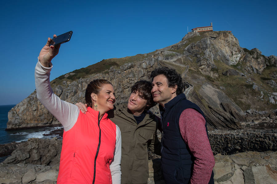 Samantha Vallejo-Nágera, Jordi Cruz y Pepe Rodríguez han disfrutado del paisaje de Gaztelugatxe.
